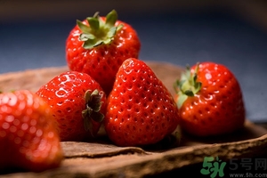 草莓有點(diǎn)爛還能吃嗎？草莓爛了一點(diǎn)還能吃嗎？