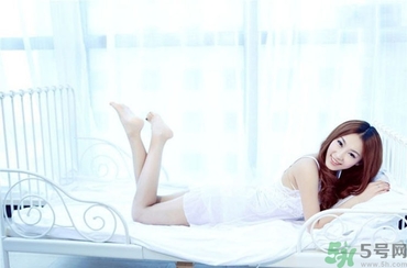 初一女孩能穿情趣內(nèi)衣嗎？初中女生應(yīng)該穿什么內(nèi)衣？