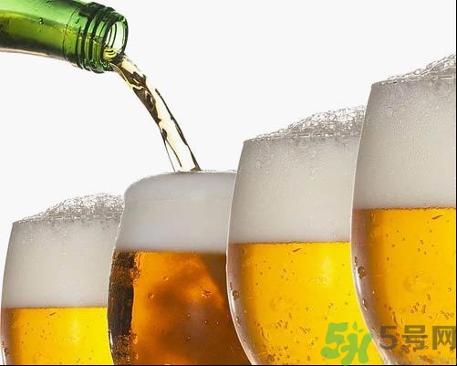 男子喝冰啤后洗澡出血 喝冰啤后可以洗澡嗎？