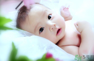 立秋寶寶如何養(yǎng)生？立秋后小心寶寶五種疾?。?></p><h4>三號疾?。簹夤苎?/h4><p>秋季氣管炎高發(fā)通常是由于上呼吸道感染了病毒所致。秋季天氣復(fù)雜多變，如果寶寶體溫變化過快，吸入煙塵、花粉、羊毛等刺激性物質(zhì)都可能引起寶寶支氣管感染。寶寶患?xì)夤苎字饕Y狀是大聲哭鬧，有痰鳴音，寶寶煩躁時(shí)，咳嗽會加劇，喘鳴音也會變得響亮。</p><h4>四號疾?。罕茄?/h4><p>秋風(fēng)起，寶寶噴嚏不止，那是因?yàn)榍锛据^大變化的氣溫導(dǎo)致空氣粉塵風(fēng)沙增多，寶寶免疫機(jī)制還不完善，抵抗力偏弱，容易造成寶寶鼻炎。寶寶鼻炎主要癥狀為連續(xù)打噴嚏，鼻癢，鼻塞，流清水樣鼻涕，可伴有頭痛。如果不及時(shí)控制還會誘發(fā)鼻竇炎，腺樣體炎中耳炎，咽炎，支氣管炎，支氣管哮喘，頑固性頭痛等并發(fā)癥。</p><h4>五號疾?。哼^敏性皮炎</h4><p>秋季空氣中含有的動物皮屑、各種花粉、灰塵量大大增加，寶寶對過敏抵抗力還很弱，很容易發(fā)生過敏性皮炎。主要表現(xiàn)為兩頰皮膚干燥、發(fā)紅和脫皮再延伸到臉部、頸部、手腕、手、腹部和四肢，寶寶發(fā)病時(shí)要防止寶寶抓撓瘙癢處，以免撓破肌膚，造成感染。</p><p><span style=