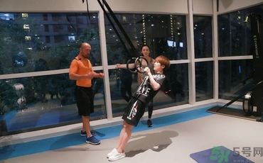 女生去健身房怎么穿衣服？女生去健身房穿什么鞋？