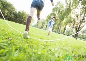 跳繩減肥快還是跑步減肥快？跳繩減肥最佳時間是什么時候？