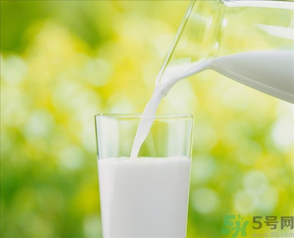 健身喝什么牛奶？健身喝全脂牛奶還是脫脂牛奶？