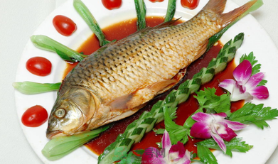 心腦血管病人吃什么食物好？如何預(yù)防心腦血管疾?。?></p><h5>可用中藥田七、西洋參和丹參按一定的比例打粉，每天一小匙溫水沖服。丹參具有活血調(diào)經(jīng)，祛瘀止痛，涼血消癰，清心除煩，養(yǎng)血安神的作用；西洋參具有補(bǔ)氣養(yǎng)陰，清熱生津的作用；田七具有散瘀止血，消腫定痛的作用。平時(shí)可用丹參保心茶、羅布麻茶，牛傍茶泡茶渴，這對(duì)心腦血管疾病預(yù)防有很大好處。</h5><h5>平時(shí)可服用深海魚(yú)肝油，因?yàn)樗绍浕堋⑹柰ㄑ?，防止血管硬化，可加上卵磷脂，因?yàn)樗星謇硌艿淖饔?，兩者同服效果更好。藥物上用阿司匹林腸溶片抗血小板，辛伐他丁、脂必妥等降血脂，丹參片、血塞通等改善循環(huán)，并嚴(yán)格控制飲食，不能太胖。不定期測(cè)量血壓，在醫(yī)生的指導(dǎo)下用藥。</h5><p><span style=