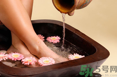 下雨天關(guān)節(jié)痛是怎么回事？下雨天關(guān)節(jié)疼痛是風(fēng)濕性關(guān)節(jié)炎嗎？