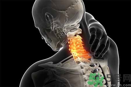為什么年輕人容易得頸椎病？頸椎病嚴(yán)重的癥狀有哪些？