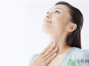 秋季嗓子干癢咳嗽是怎回事？秋季嗓子干癢咳嗽怎么辦？
