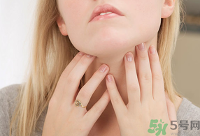 秋季嗓子干癢咳嗽是怎回事？秋季嗓子干癢咳嗽怎么辦？