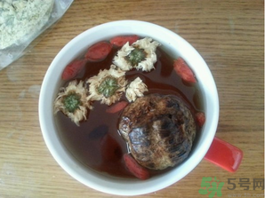 羅漢果可以和菊花一起泡水喝嗎？羅漢果菊花茶的做法及營(yíng)養(yǎng)價(jià)值