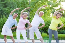 預(yù)防骨病的方法？秋季教你如何預(yù)防骨?。?></p><h3>預(yù)防骨病的方法</h3><p>骨膠原蛋白對關(guān)節(jié)疼痛、腫脹、僵硬、無力感、嘎嘎作響、軟骨磨損、骨質(zhì)疏松、腿腳抽筋，有預(yù)防作用。對營養(yǎng)頭發(fā)、指甲、皮膚，滋補(bǔ)心臟血管壁、眼球、視網(wǎng)膜斑點(diǎn)有良好的滋補(bǔ)效果。</p><p>維生素K2是近幾年新發(fā)現(xiàn)的一種維生素，對骨質(zhì)疏松癥有預(yù)防作用，維生素K2生成骨蛋白質(zhì)，再與鈣共同生成骨質(zhì)，增加骨密度，可以防止骨折。</p><p>大豆異黃酮廣泛存在于豆類、谷類、水果、蔬菜等300多種植物中，日常飲食中除大豆及其制品外。小麥、黑米、扁豆、洋蔥、蘋果、石榴、銀杏、葵花子和橙汁等食物中含量相對較多，大豆異黃酮對骨質(zhì)疏松、疏松癥有預(yù)防作用。</p><p style=