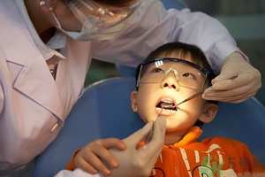 洗牙能讓牙齒變白嗎？洗牙對牙齒有傷害嗎？