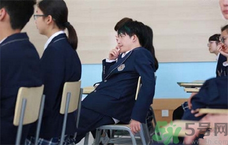 這樣坐很傷腰,坐姿對腰疼有影響嗎? 這樣坐很傷腰,坐姿對腰疼有影響嗎?