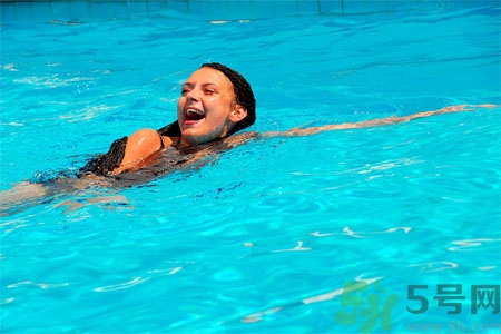 游泳能改善膝關(guān)節(jié)踝關(guān)節(jié)損傷嗎？游泳對膝關(guān)節(jié)炎有益嗎？