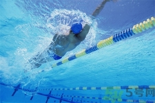 游泳可以治療頸椎病嗎？游泳能不能治療頸椎?。?></p><p>很多患者在經(jīng)歷不同的求醫(yī)經(jīng)歷之后都找不到根治良方，不過，健身專家可以給您一個建議，那就是通過游泳治療頸椎病。</p><p>專家認(rèn)為，游泳是一項(xiàng)全身運(yùn)動。人在游泳時，其上肢、頸部、肩背部、腹部及下肢的肌肉均要參與運(yùn)動。</p><p style=