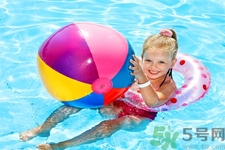 兒童幾歲可以學(xué)游泳？?jī)和瘜W(xué)游泳最佳年齡是多少？