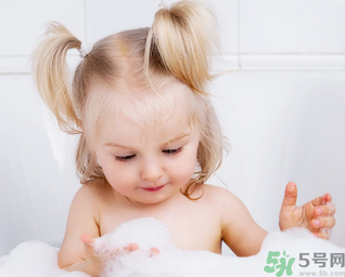 秋季嬰兒要每天洗澡嗎？秋季給嬰兒洗澡的正確步驟