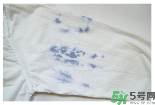 衣服長黑點怎么洗掉？衣服上長霉點怎么去除？