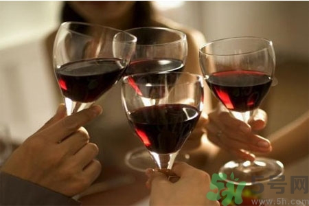 過敏性鼻炎能喝酒嗎？過敏性鼻炎能不能喝酒？