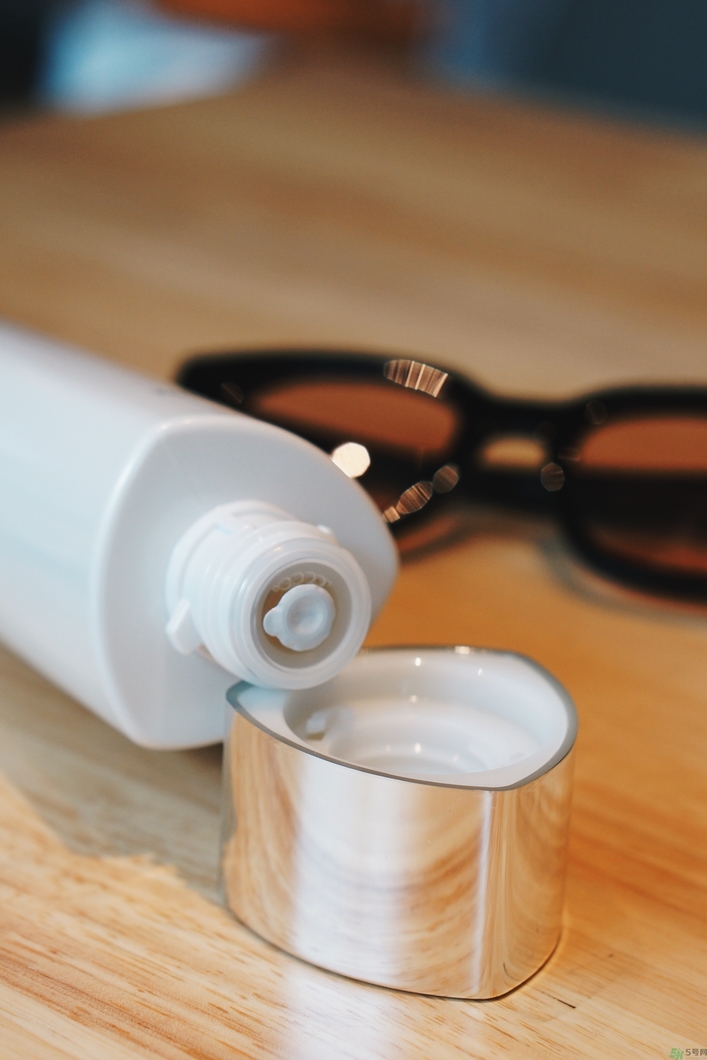 雅詩(shī)蘭黛晶透沁白淡斑精粹水怎么樣？雅詩(shī)蘭黛淡斑水好用嗎？