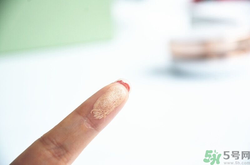 age20s粉底霜粉色和白色有什么區(qū)別？