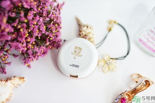age20s粉底霜粉色和白色有什么區(qū)別？