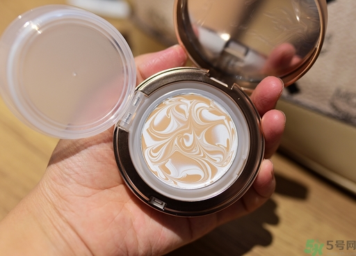 age20s粉底霜粉色和白色有什么區(qū)別？