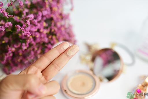 age20s粉底霜粉色和白色有什么區(qū)別？