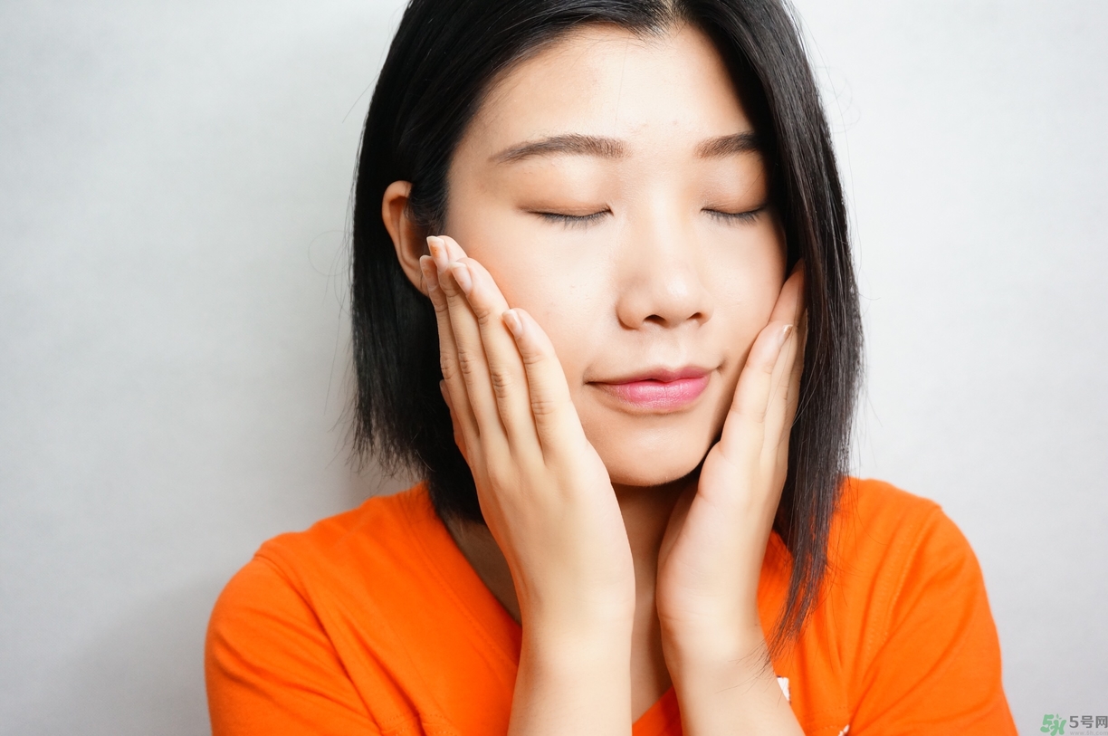 雅詩(shī)蘭黛晶透沁白淡斑精粹水怎么樣？雅詩(shī)蘭黛淡斑水好用嗎？