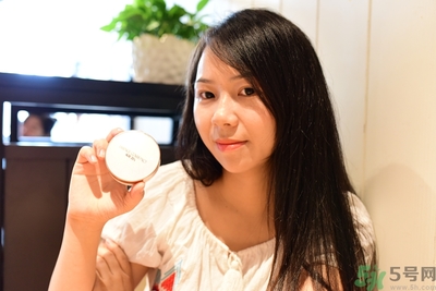 age20s粉底霜粉色和白色有什么區(qū)別？