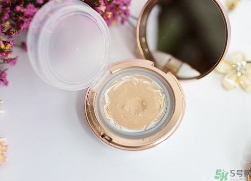 age20s粉底霜粉色和白色有什么區(qū)別？