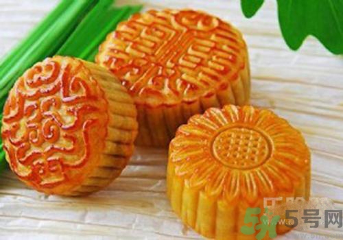 月餅裂開了是怎么回事？月餅開裂了可以吃嗎？