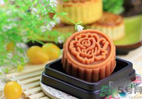 月餅裂開了是怎么回事？月餅開裂了可以吃嗎？