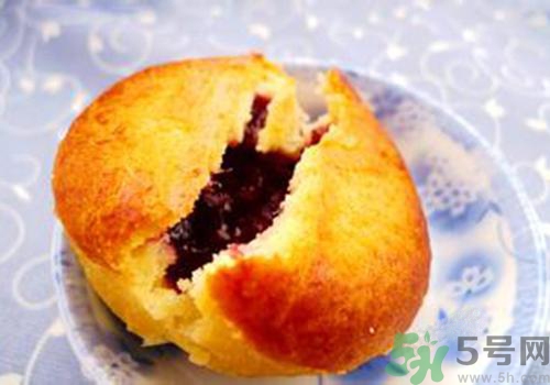 月餅裂開了是怎么回事？月餅開裂了可以吃嗎？