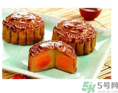 月餅裂開了是怎么回事？月餅開裂了可以吃嗎？