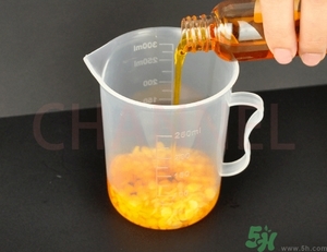 潤(rùn)唇膏怎么做？潤(rùn)唇膏自制方法