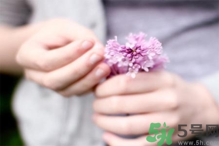 手指關(guān)節(jié)疼痛的原因是什么？手指關(guān)節(jié)痛如何治療？