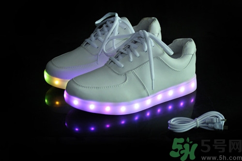 發(fā)光鞋怎么充電?發(fā)光鞋充電要沖多久