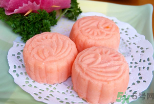 冰皮月餅放冰箱變硬怎么回事？冰皮月餅放冷藏還是冷凍？？