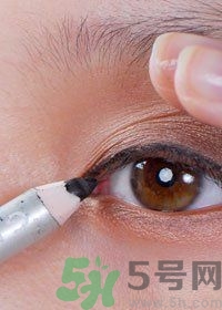 眼線怎么畫好看圖解？單眼皮怎么畫眼線好看？