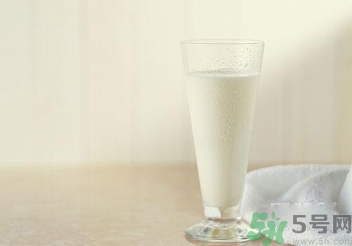 晚上喝純牛奶會(huì)長胖嗎？純牛奶什么喝比較好？