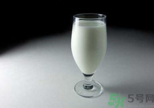 晚上喝純牛奶會(huì)長胖嗎？純牛奶什么喝比較好？