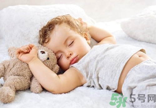 孩子睡覺不踏實翻來覆去的,孩子睡覺不安穩(wěn)怎么回事 孩子睡覺不踏實翻來覆去的,孩子睡覺不安穩(wěn)怎么回事