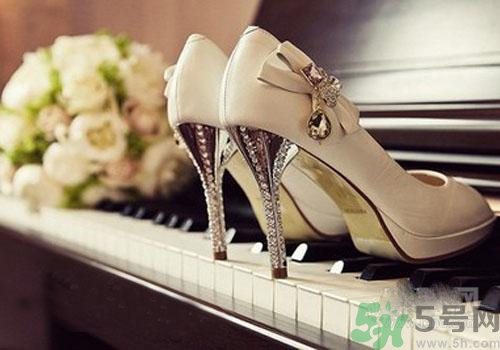 扁平足可以穿高跟鞋嗎？扁平足適合穿什么鞋？