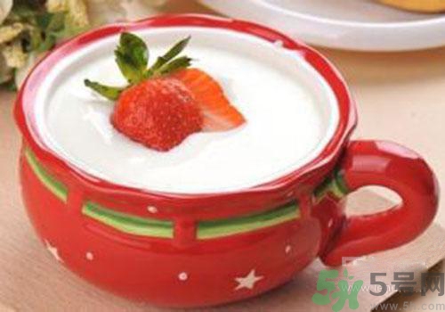 純牛奶和酸奶哪個(gè)營(yíng)養(yǎng)更高？喝純牛奶好還是酸奶好？