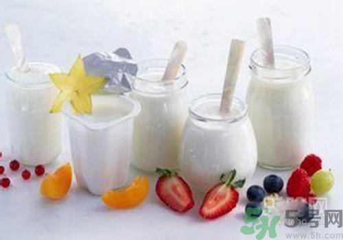 純牛奶和酸奶哪個(gè)營(yíng)養(yǎng)更高？喝純牛奶好還是酸奶好？