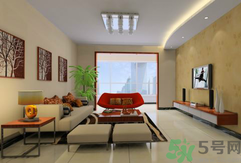 房子裝修完多久后可以入?。啃路咳胱∽⒁馐马?></p><h5>甲醛的危害：新房裝修后要空置多久能夠入住，和房間中甲醛的含量有關(guān)。甲醛對皮膚粘膜有很強的刺激作用，高濃度吸入時人體會出現(xiàn)呼吸道嚴(yán)重的刺激和水腫、眼刺激、頭痛、過敏性皮炎、支氣管哮喘甚至致癌。</h5><h5>有毒物苯和氨的揮發(fā)：新房裝修后的入住時間，要看另外一種有毒物質(zhì)苯多久可以揮發(fā)。苯及TVOC等物質(zhì)主要來自涂料、油漆及家具使用的膠黏劑，影響中樞神經(jīng)系統(tǒng)，出現(xiàn)頭暈、頭痛、無力、胸悶等癥狀。</h5><h3>新房入住注意事項</h3><p style=