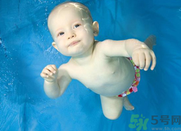 嬰兒游泳好不好？嬰兒游泳的好處及注意事項(xiàng)