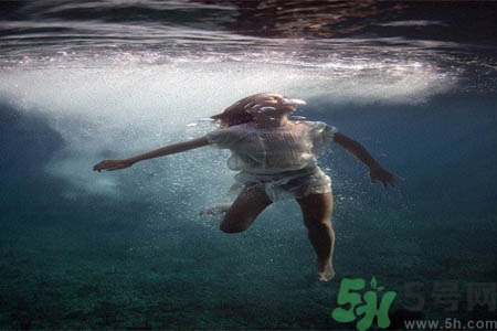 溺水怎么辦？溺水如何自救？