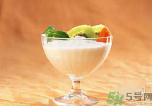 純牛奶和酸奶可以一起吃喝嗎？純牛奶和酸奶一起喝有什么好處？
