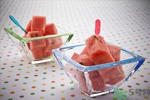 凍成冰的西瓜能吃嗎？吃西瓜拉肚子是怎么回事？